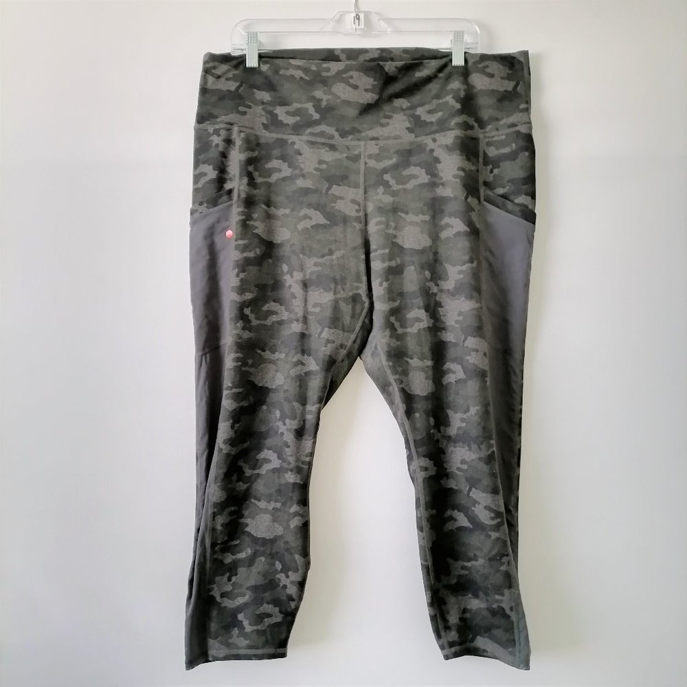 Fabletics Power Hold Womens Camouflage High Rise Activewear Capri Leggings